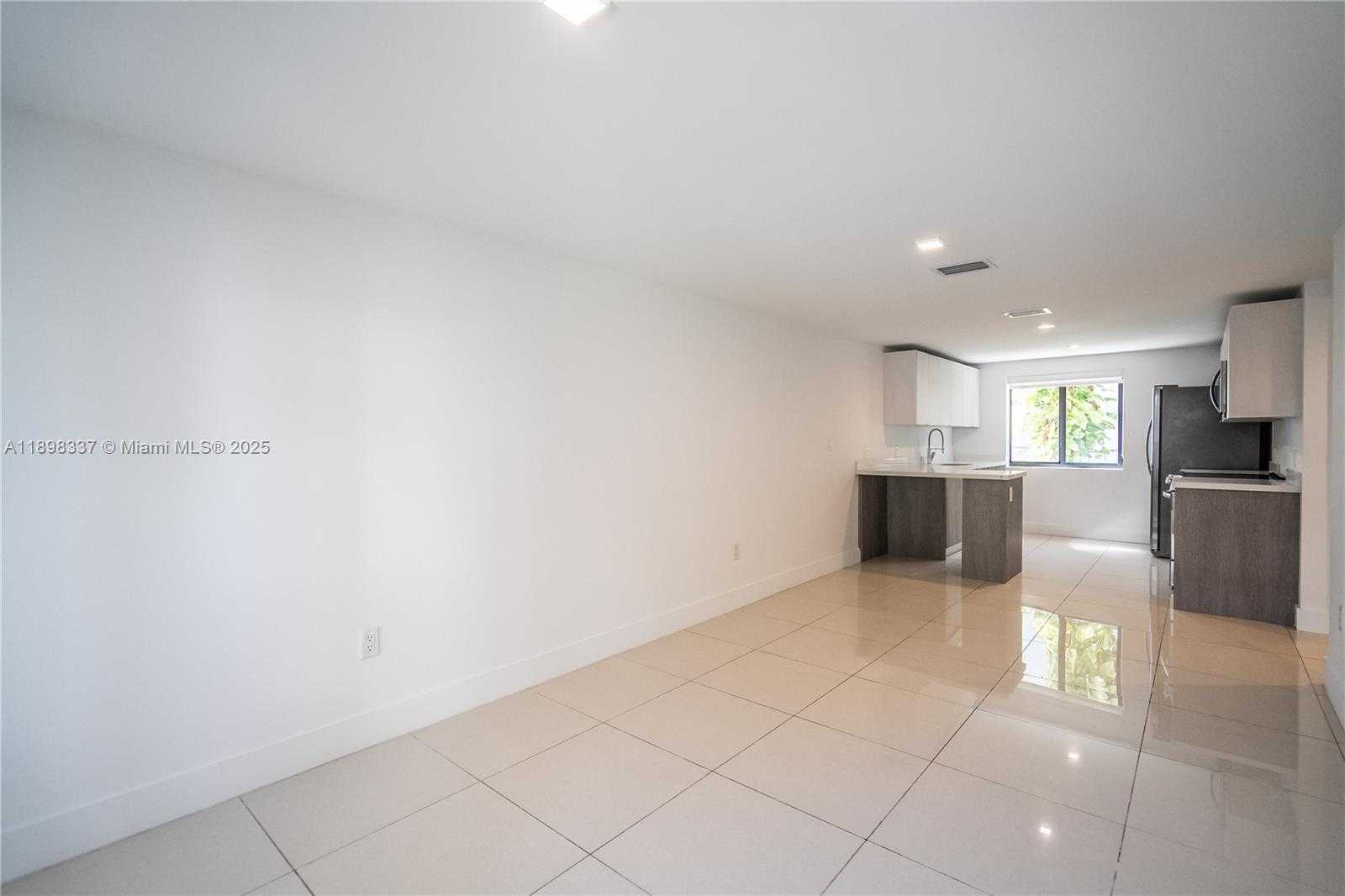Small Image of 1985 BAY DR #105, Miami Beach Number 3