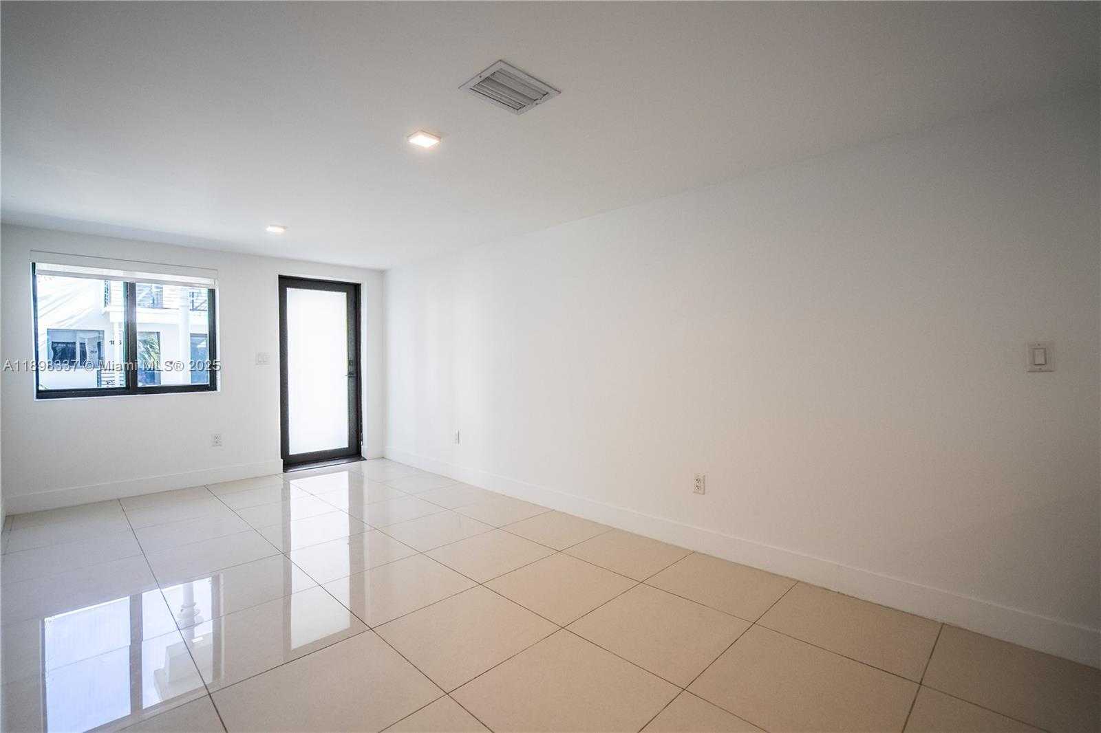 Small Image of 1985 BAY DR #105, Miami Beach Number 4