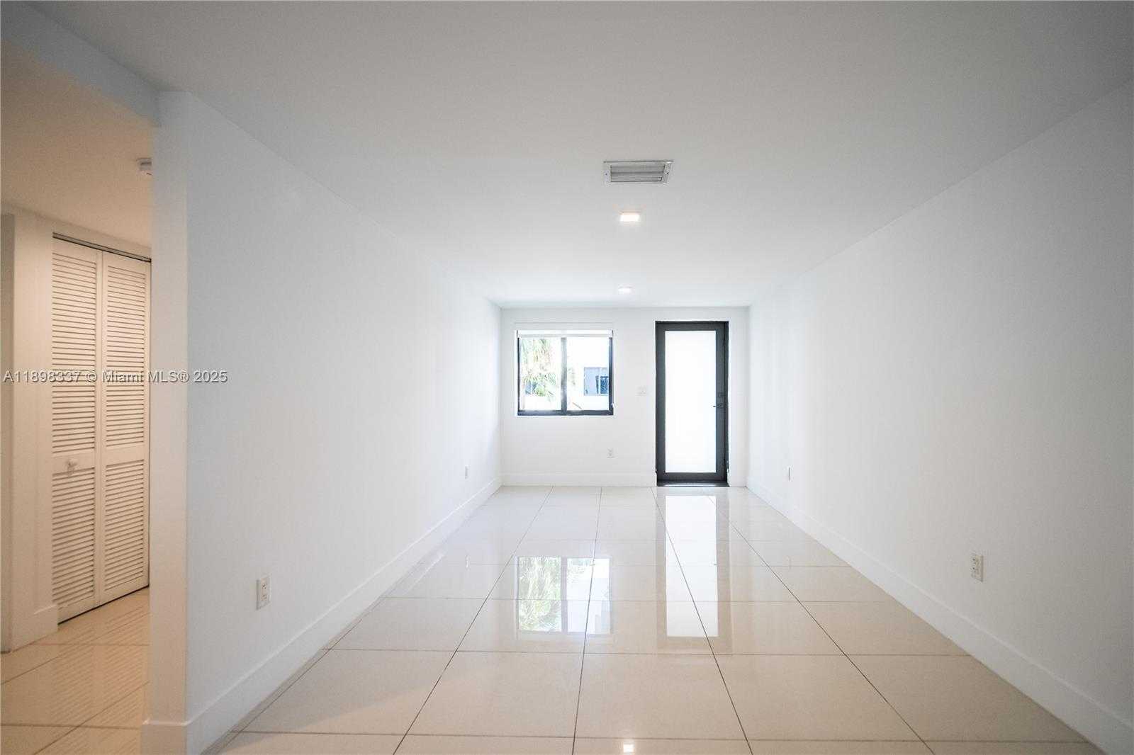 Small Image of 1985 BAY DR #105, Miami Beach Number 5