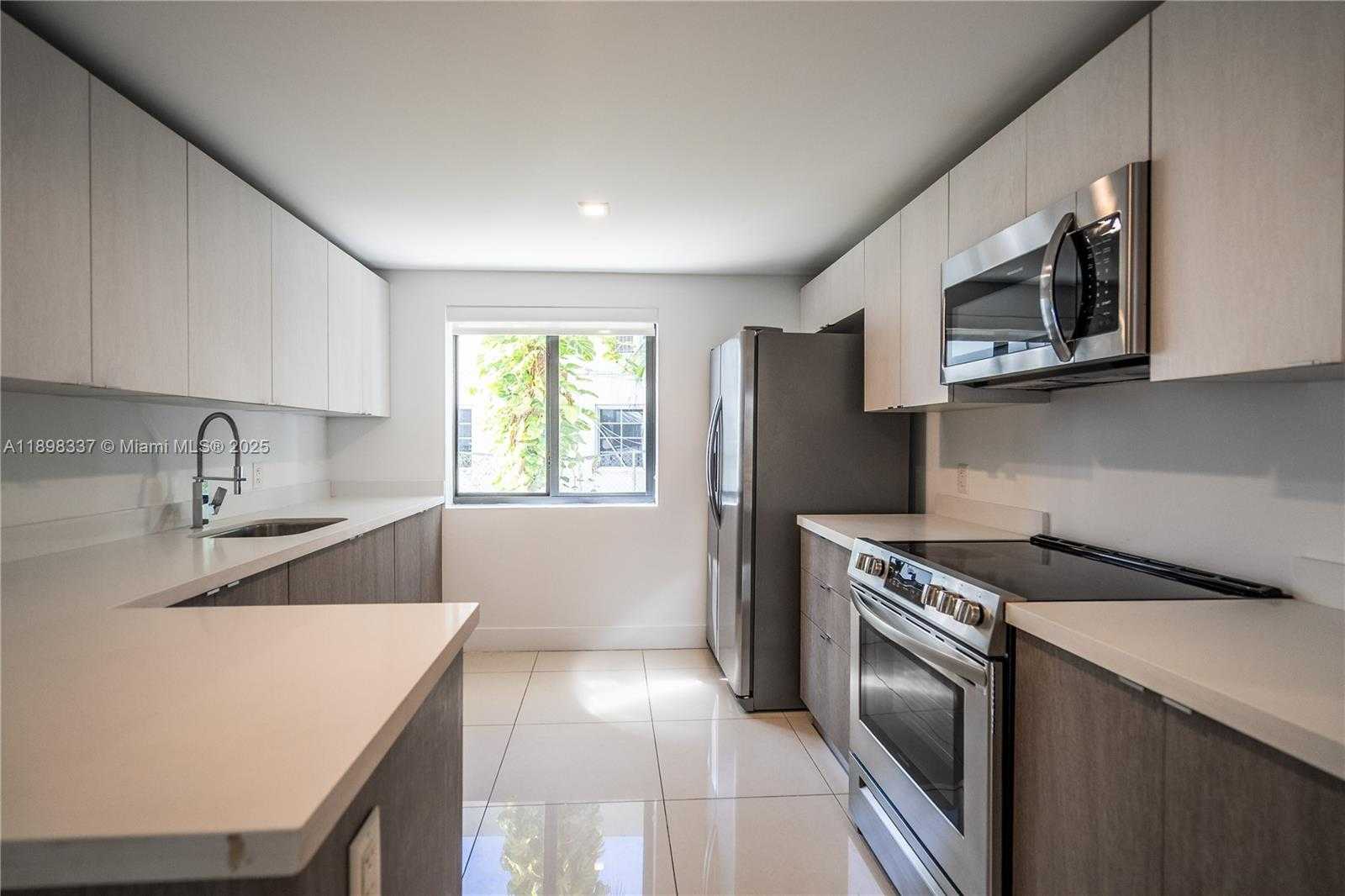 Small Image of 1985 BAY DR #105, Miami Beach Number 6