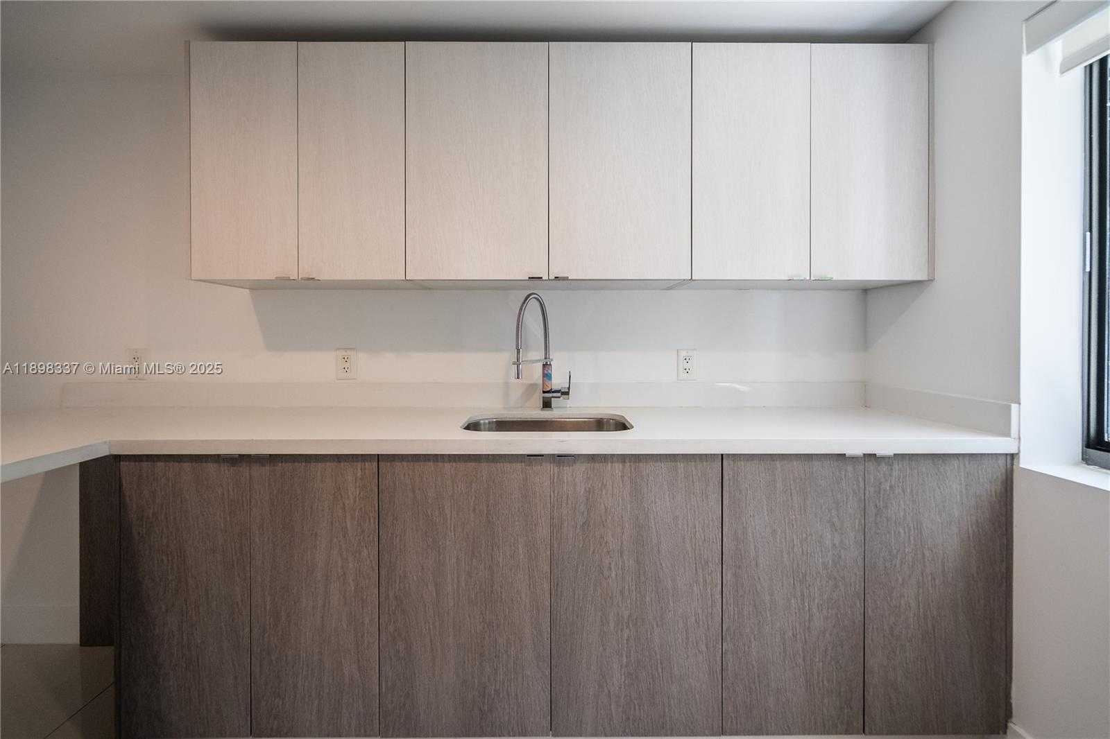 Small Image of 1985 BAY DR #105, Miami Beach Number 7