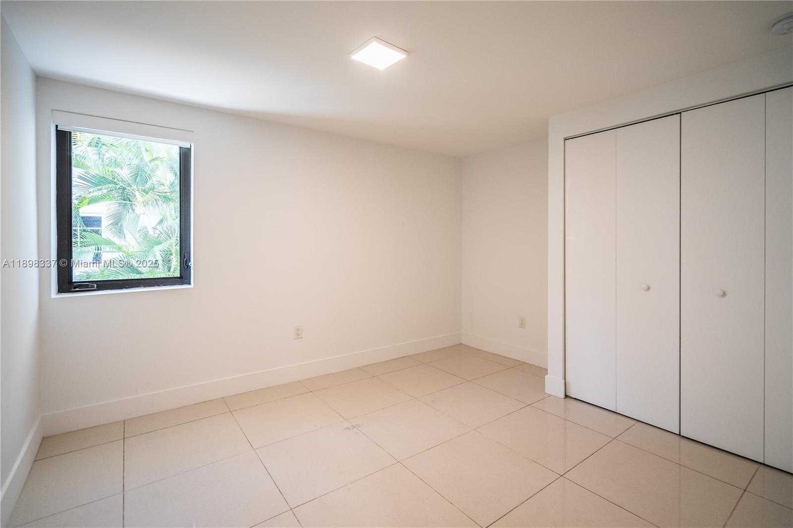 Small Image of 1985 BAY DR #105, Miami Beach Number 9