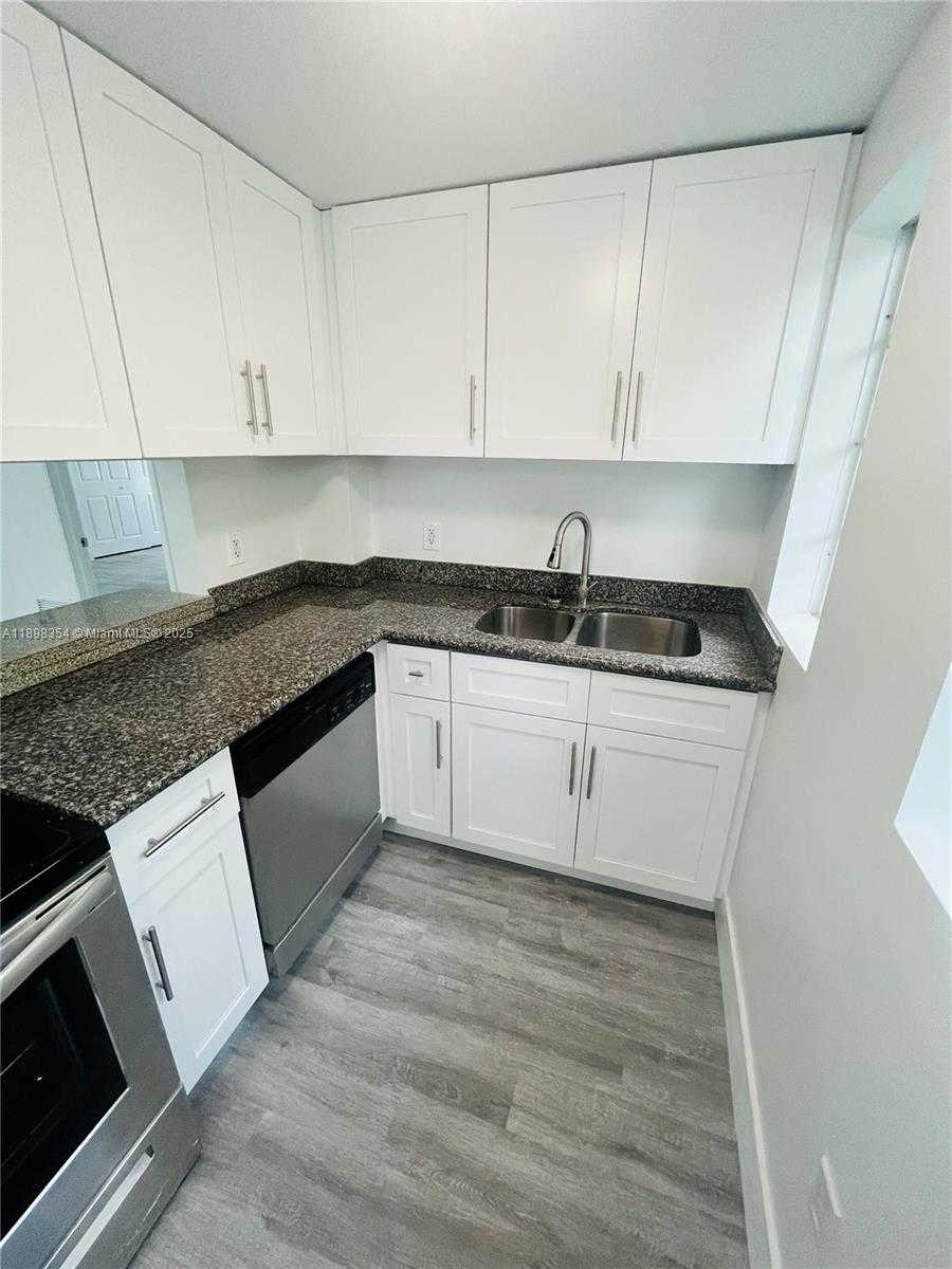 Small Image of 950 BAY DR #5, Miami Beach Number 4