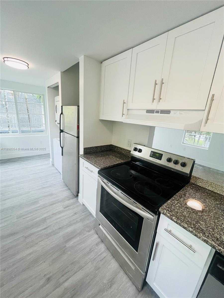 Small Image of 950 BAY DR #5, Miami Beach Number 5