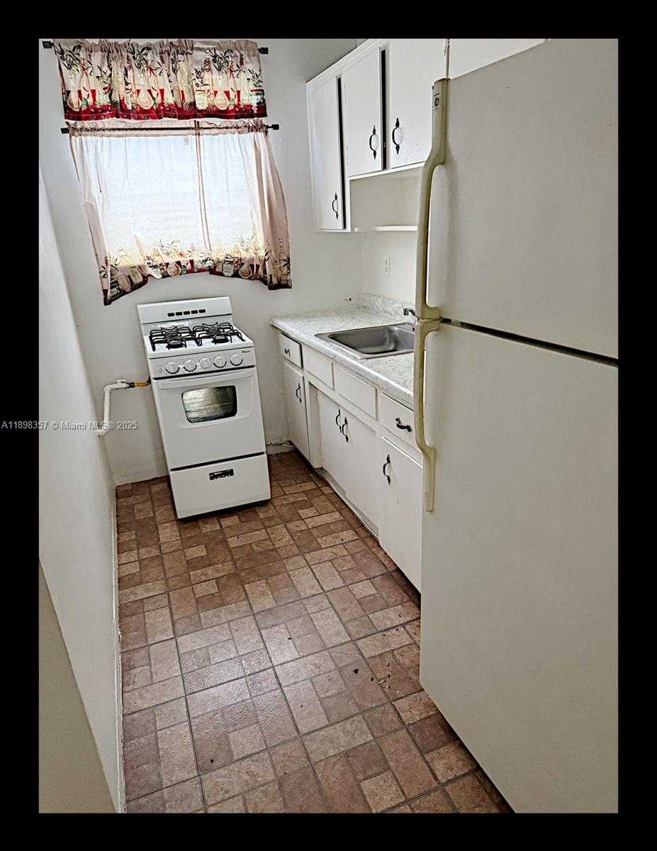 Small Image of 7740 DICKENS AVE #5, Miami Beach Number 3