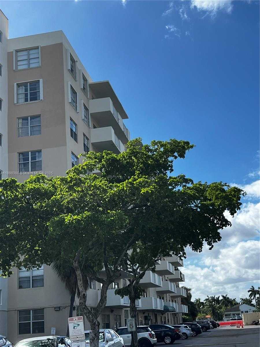 Small Image of 1455 NORTH TREASURE DR #1R, North Bay Village Number 2