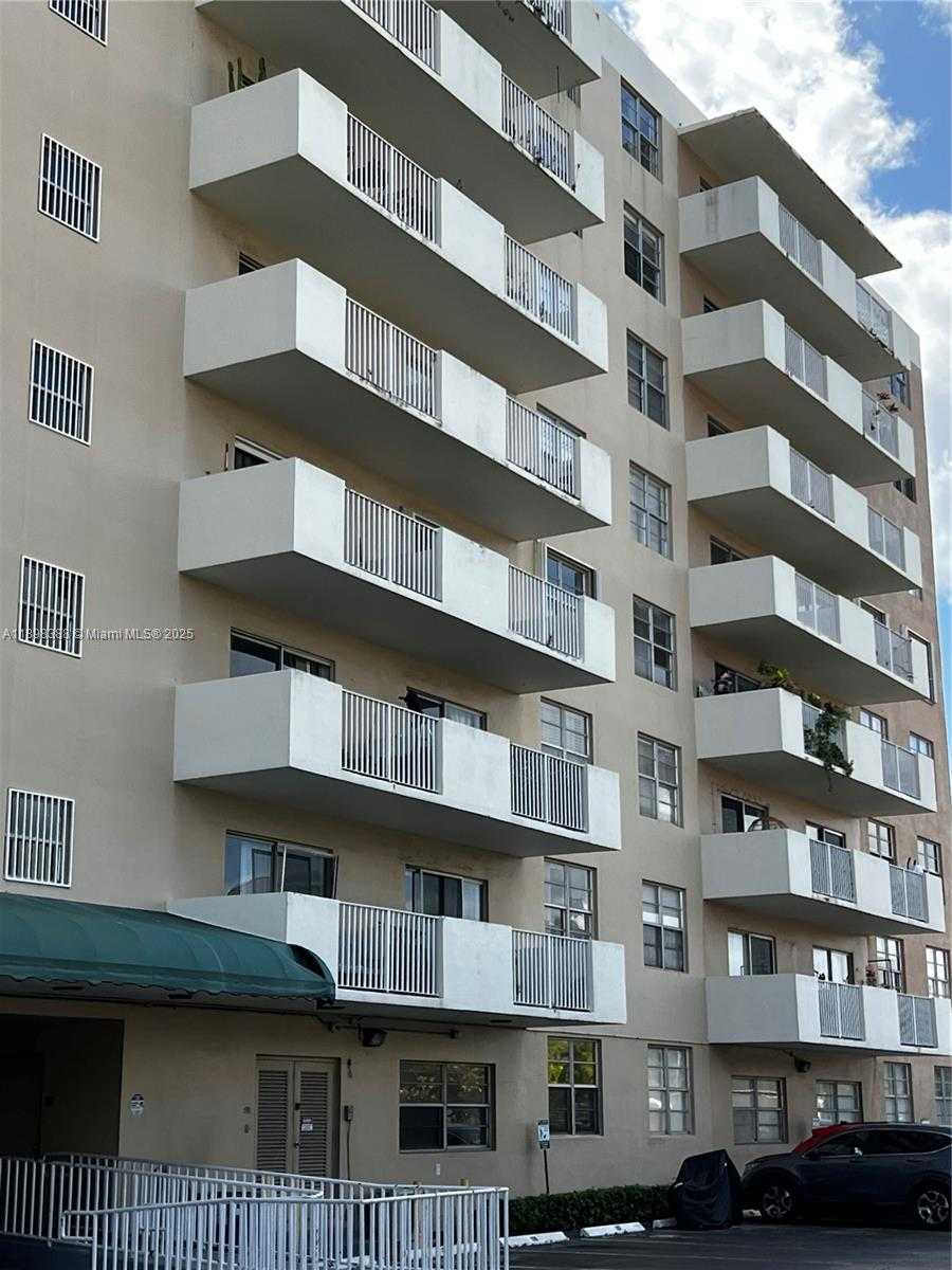 Small Image of 1455 NORTH TREASURE DR #1R, North Bay Village Number 3