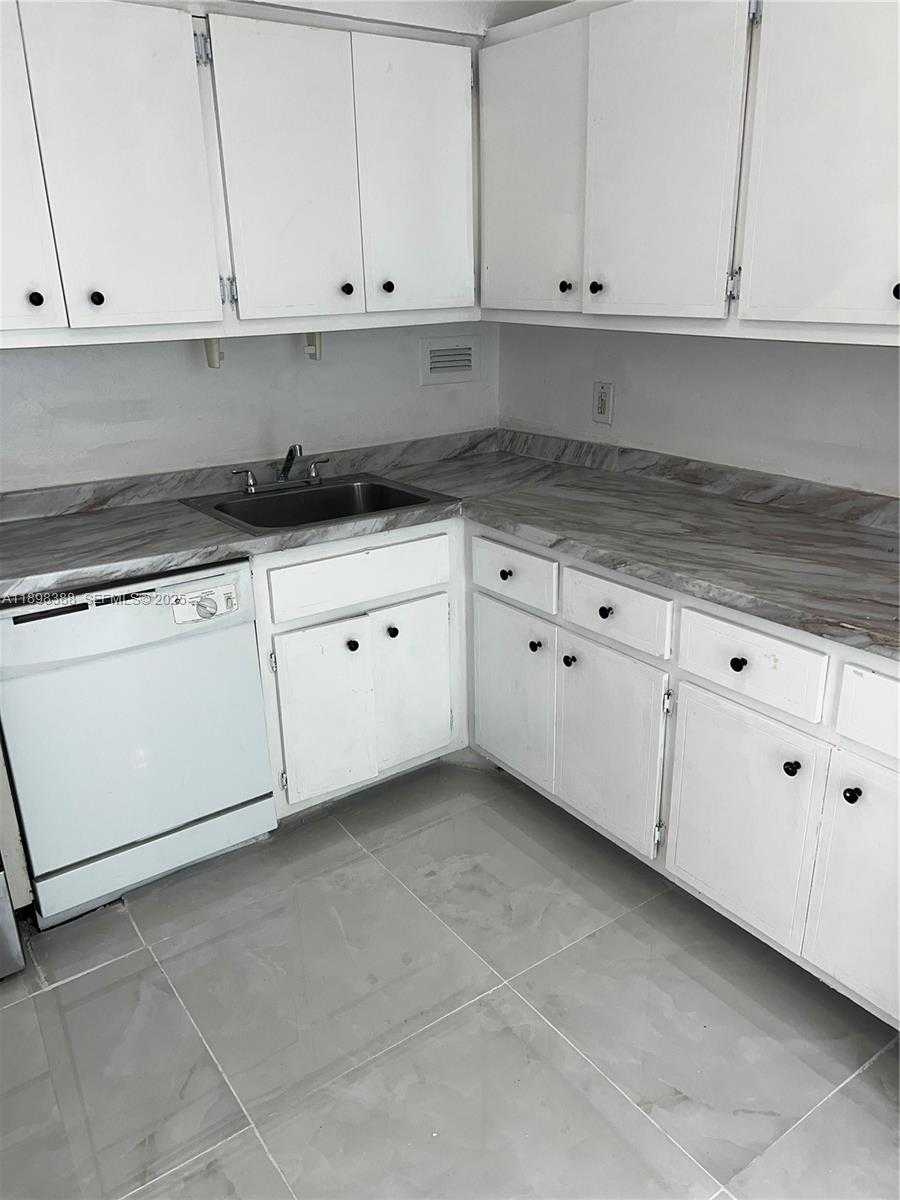 Small Image of 1455 NORTH TREASURE DR #1R, North Bay Village Number 38