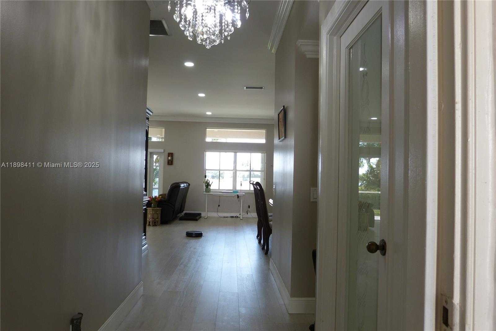 Small Image of 1096 MEADOWS DR, Weston Number 2