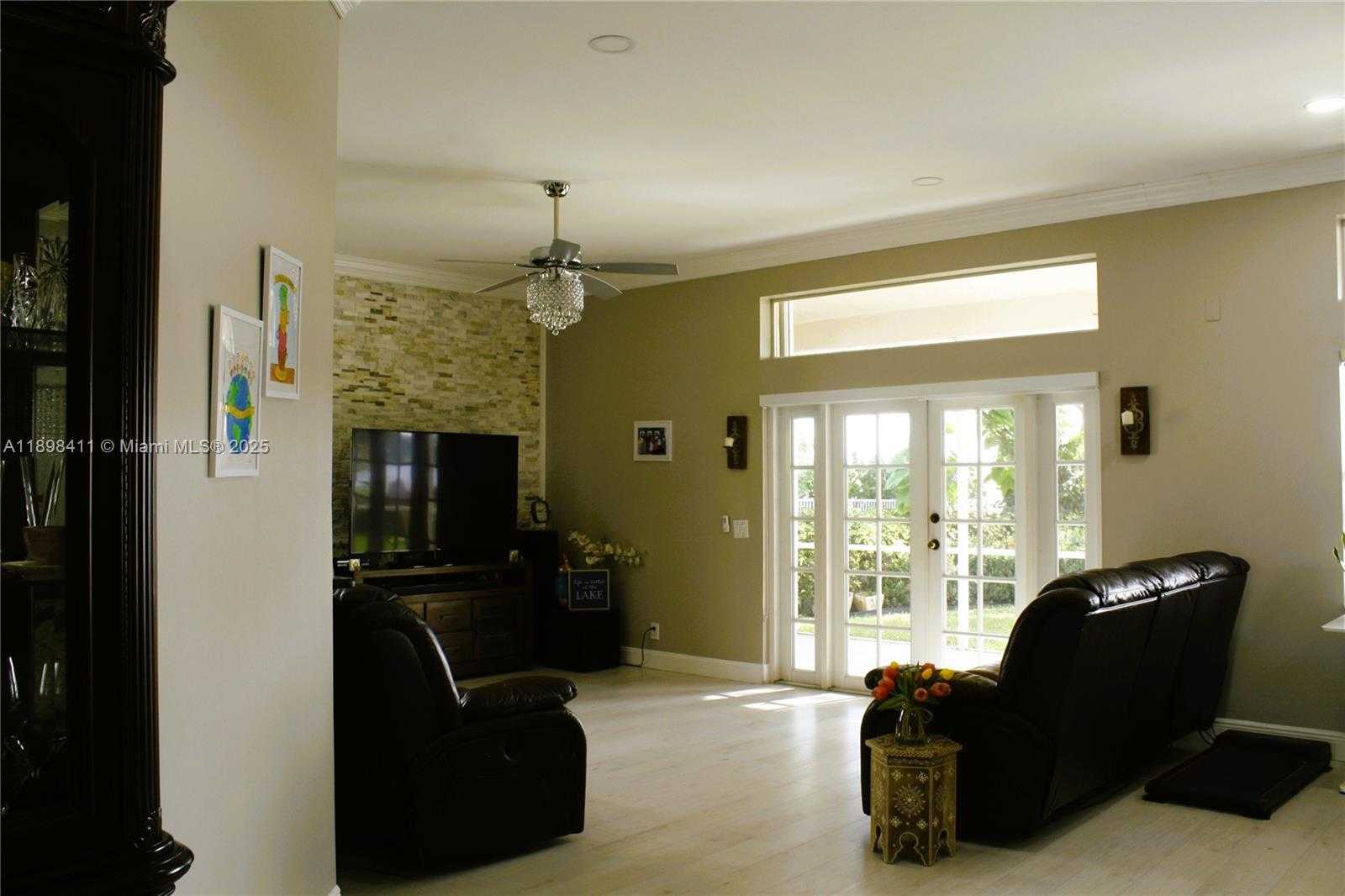 Small Image of 1096 MEADOWS DR, Weston Number 4