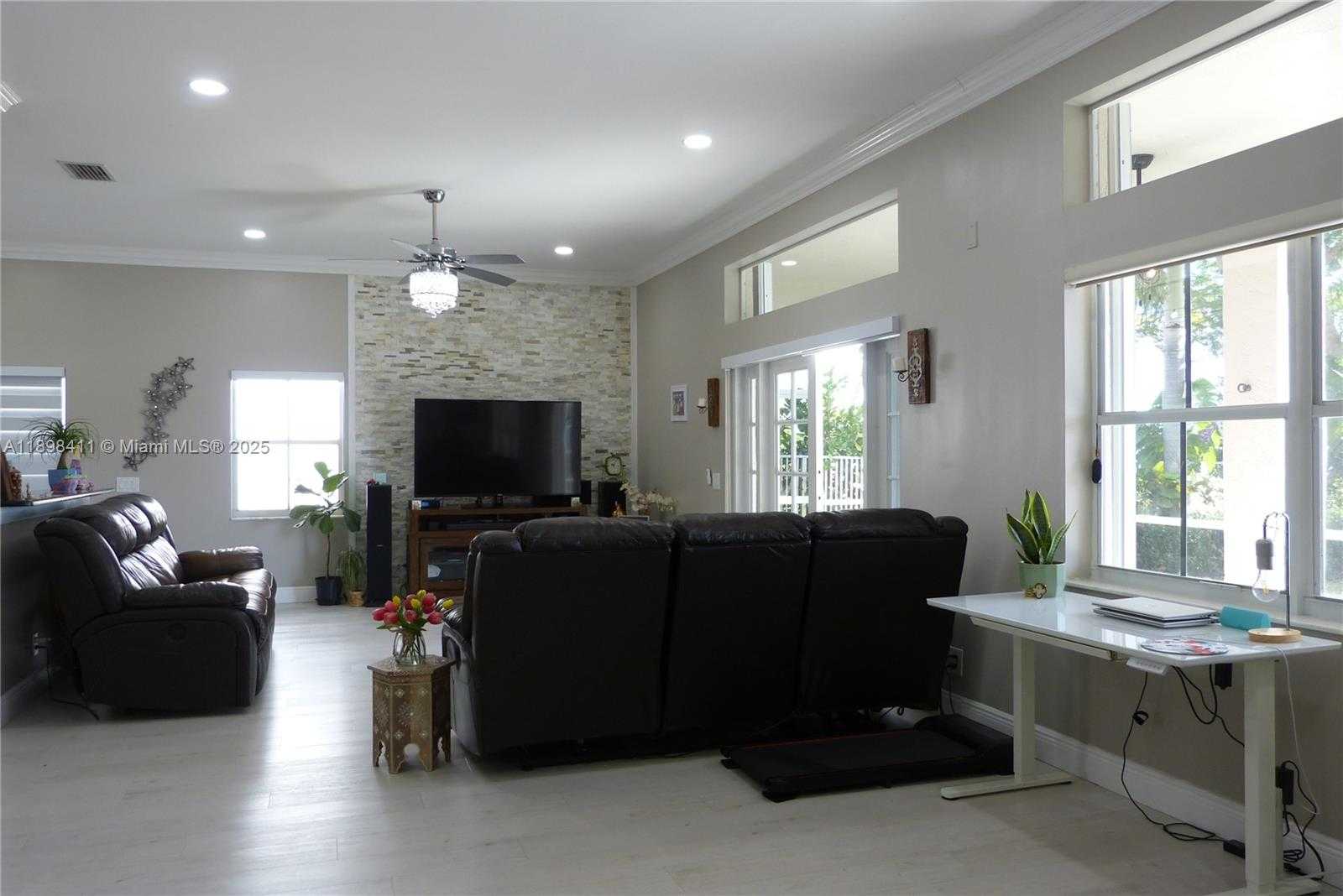 Small Image of 1096 MEADOWS DR, Weston Number 5