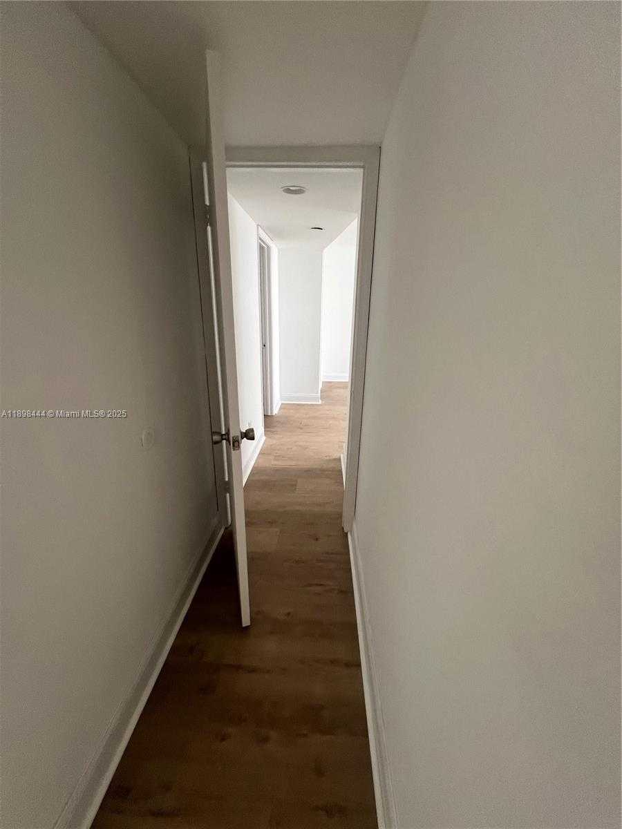 Small Image of 770 CLAUGHTON ISLAND DR #406, Miami Number 14