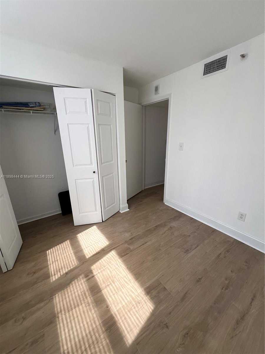 Small Image of 770 CLAUGHTON ISLAND DR #406, Miami Number 16