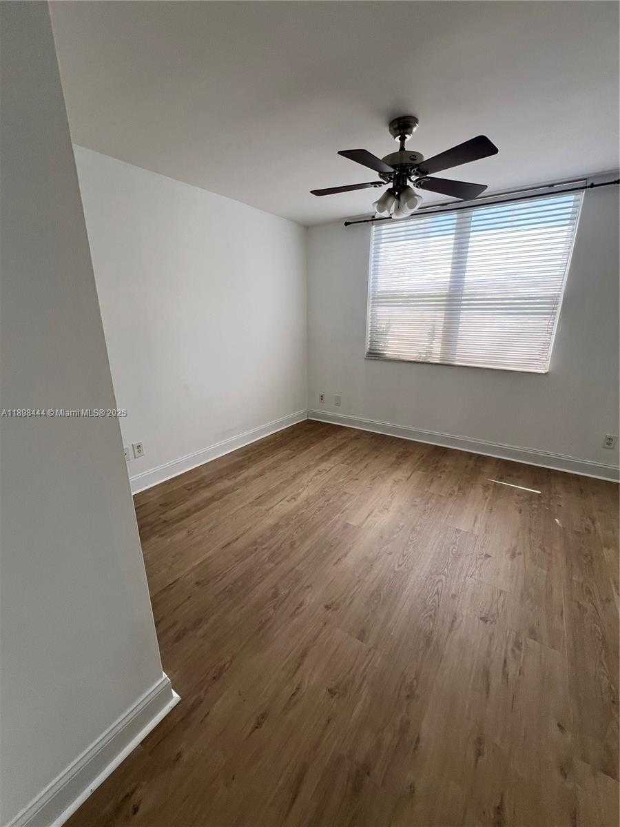 Small Image of 770 CLAUGHTON ISLAND DR #406, Miami Number 17