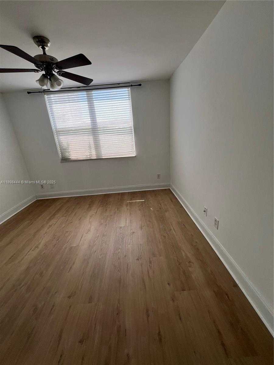 Small Image of 770 CLAUGHTON ISLAND DR #406, Miami Number 18