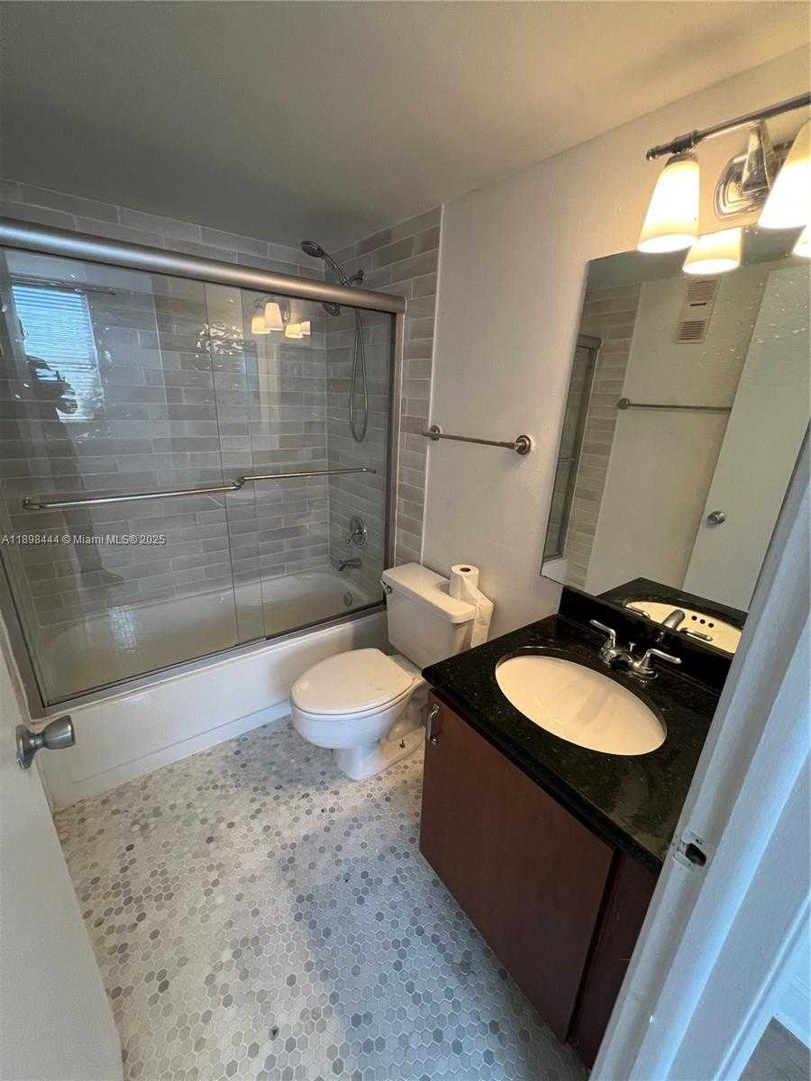 Small Image of 770 CLAUGHTON ISLAND DR #406, Miami Number 22
