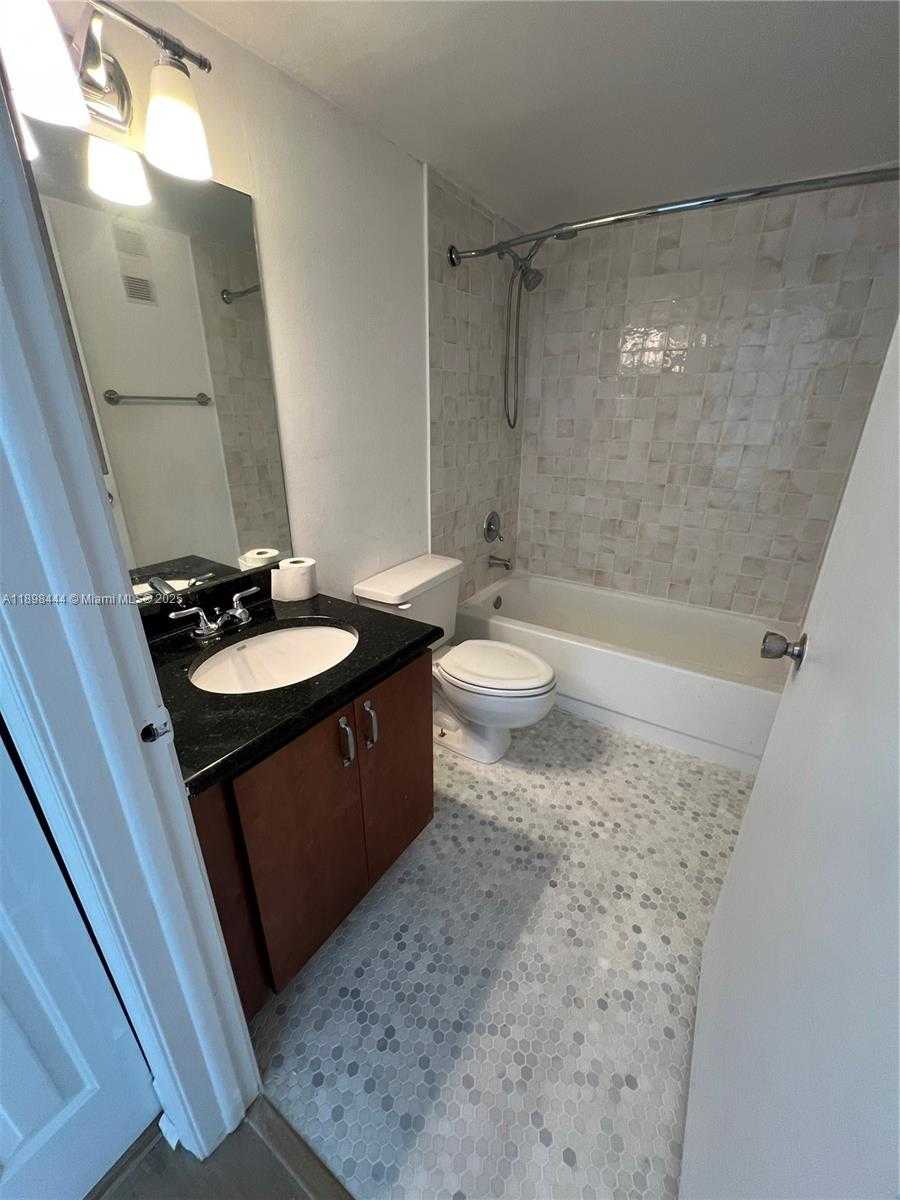 Small Image of 770 CLAUGHTON ISLAND DR #406, Miami Number 23