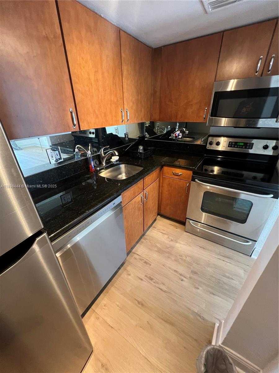 Small Image of 770 CLAUGHTON ISLAND DR #406, Miami Number 7