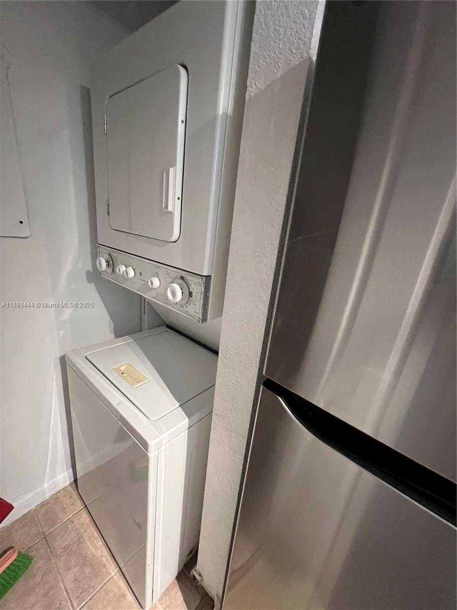 Small Image of 770 CLAUGHTON ISLAND DR #406, Miami Number 8