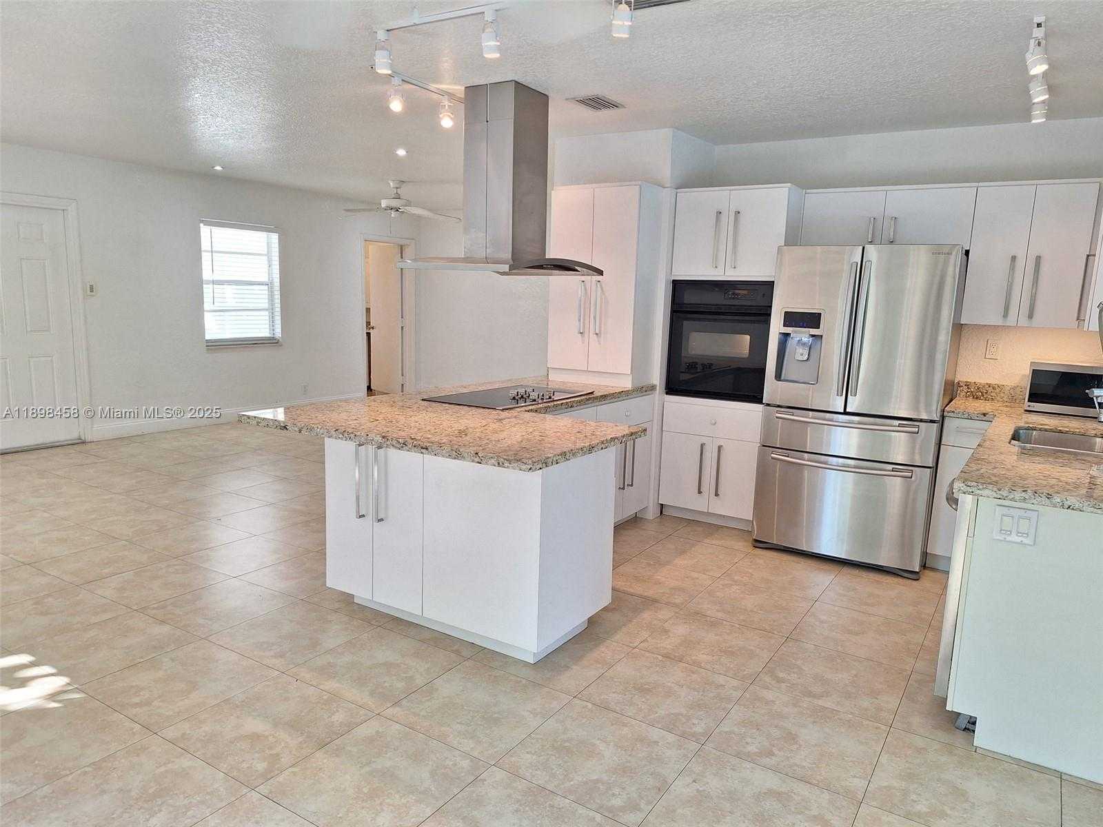 Small Image of 1575 NORTH EAST 38TH ST, Oakland Park Number 12