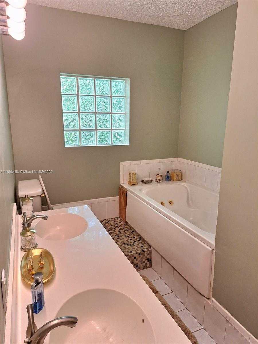 Small Image of 1575 NORTH EAST 38TH ST, Oakland Park Number 25