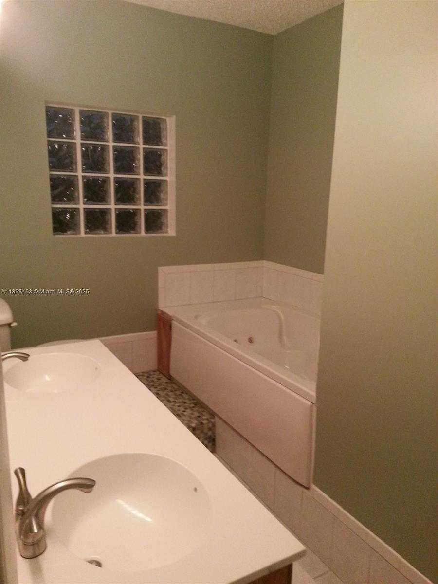 Small Image of 1575 NORTH EAST 38TH ST, Oakland Park Number 27
