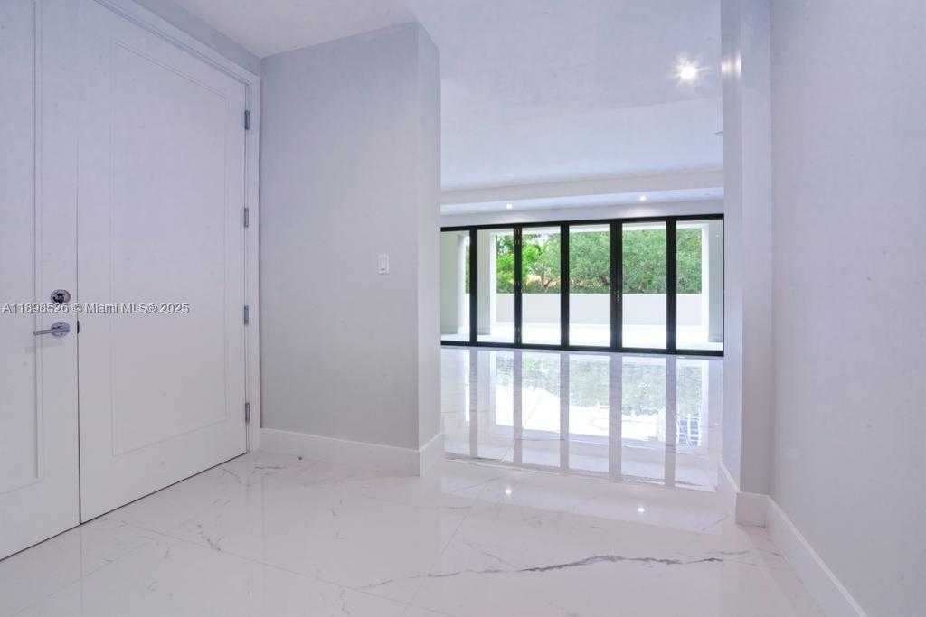 Small Image of 718 VALENCIA AVE #202, Coral Gables Number 7