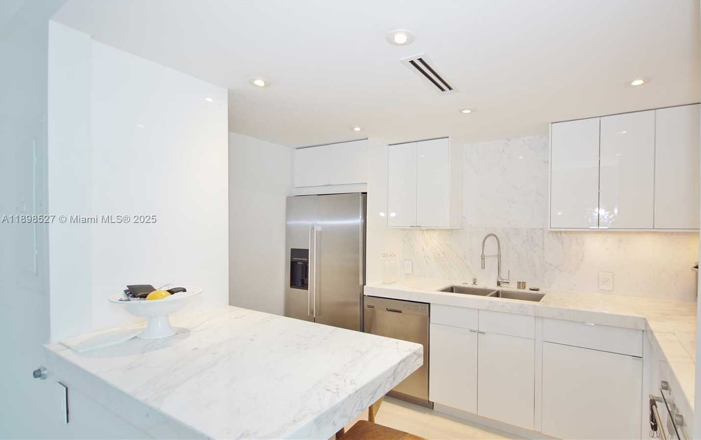 Small Image of 100 BAYVIEW DR #308, Sunny Isles Beach Number 3