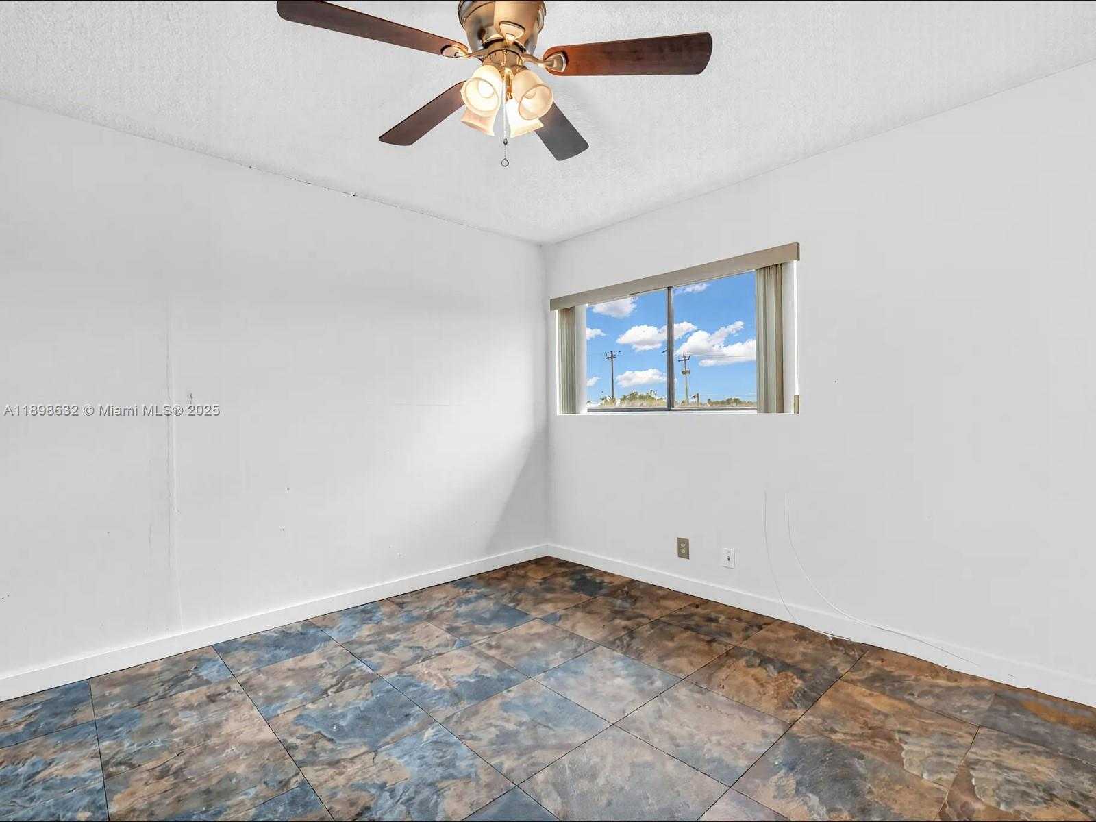 Small Image of 6326 NORTH WEST 170TH TER, Hialeah Number 16