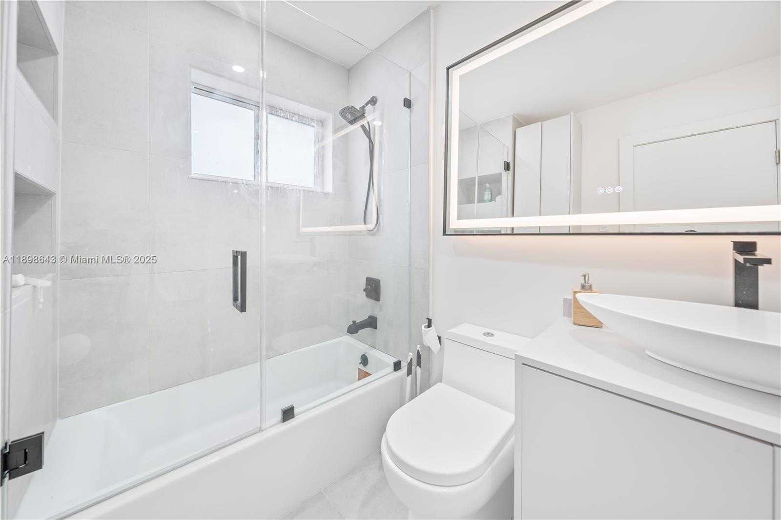 Small Image of 1320 NORTH EAST 210TH TER, Miami Number 21