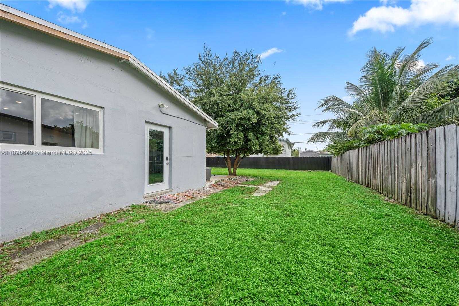 Small Image of 1320 NORTH EAST 210TH TER, Miami Number 22