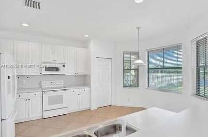 Small Image of 1042 SUNFLOWER CIR #1042, Weston Number 4
