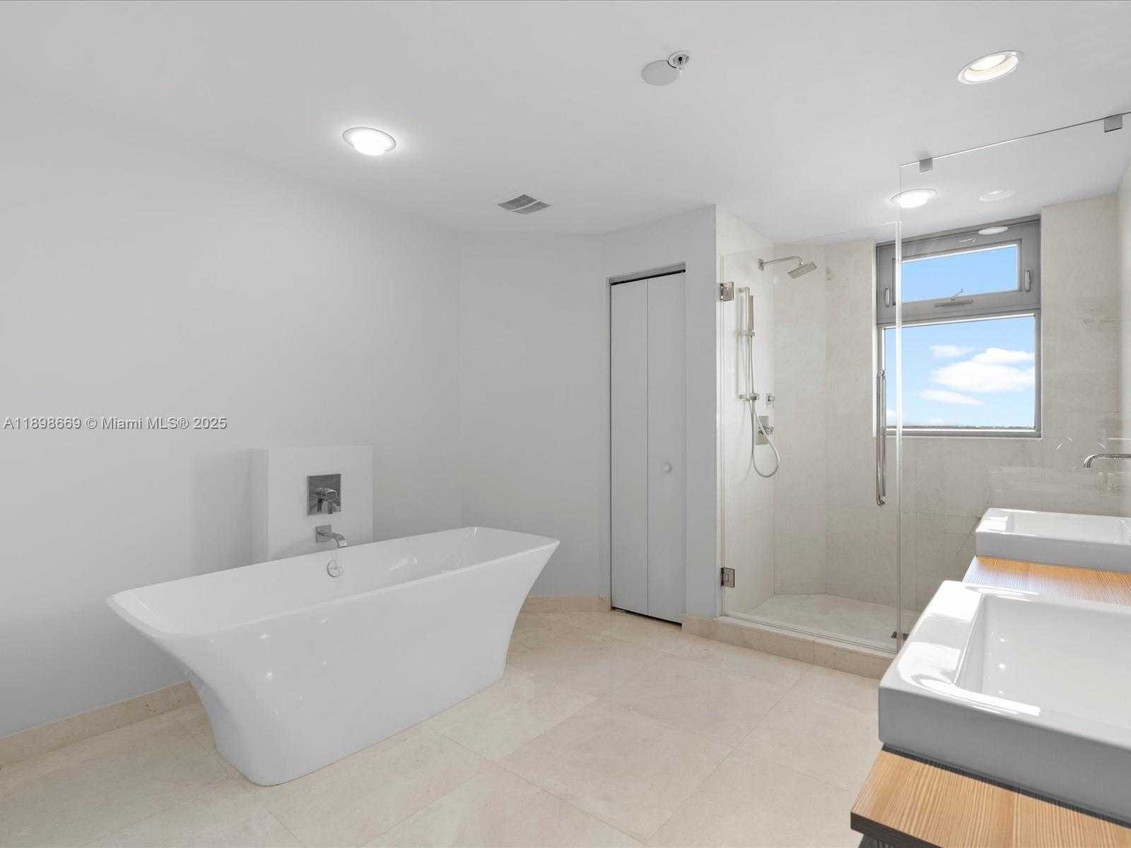 Small Image of 17301 BISCAYNE BLVD #1704, North Miami Beach Number 27