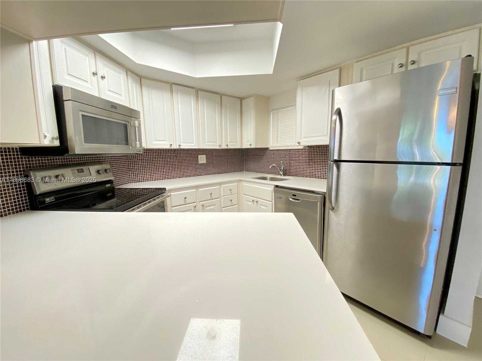 Small Image of 8363 LAKE DR #202, Doral Number 11