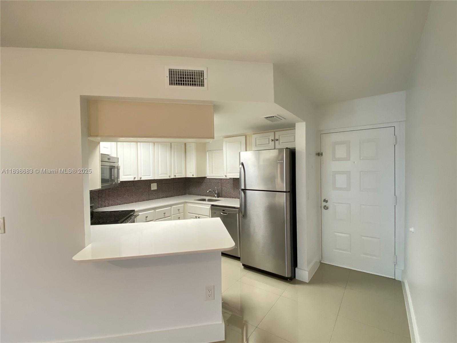 Small Image of 8363 LAKE DR #202, Doral Number 12