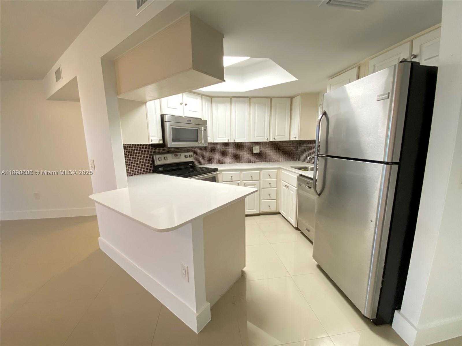 Small Image of 8363 LAKE DR #202, Doral Number 13