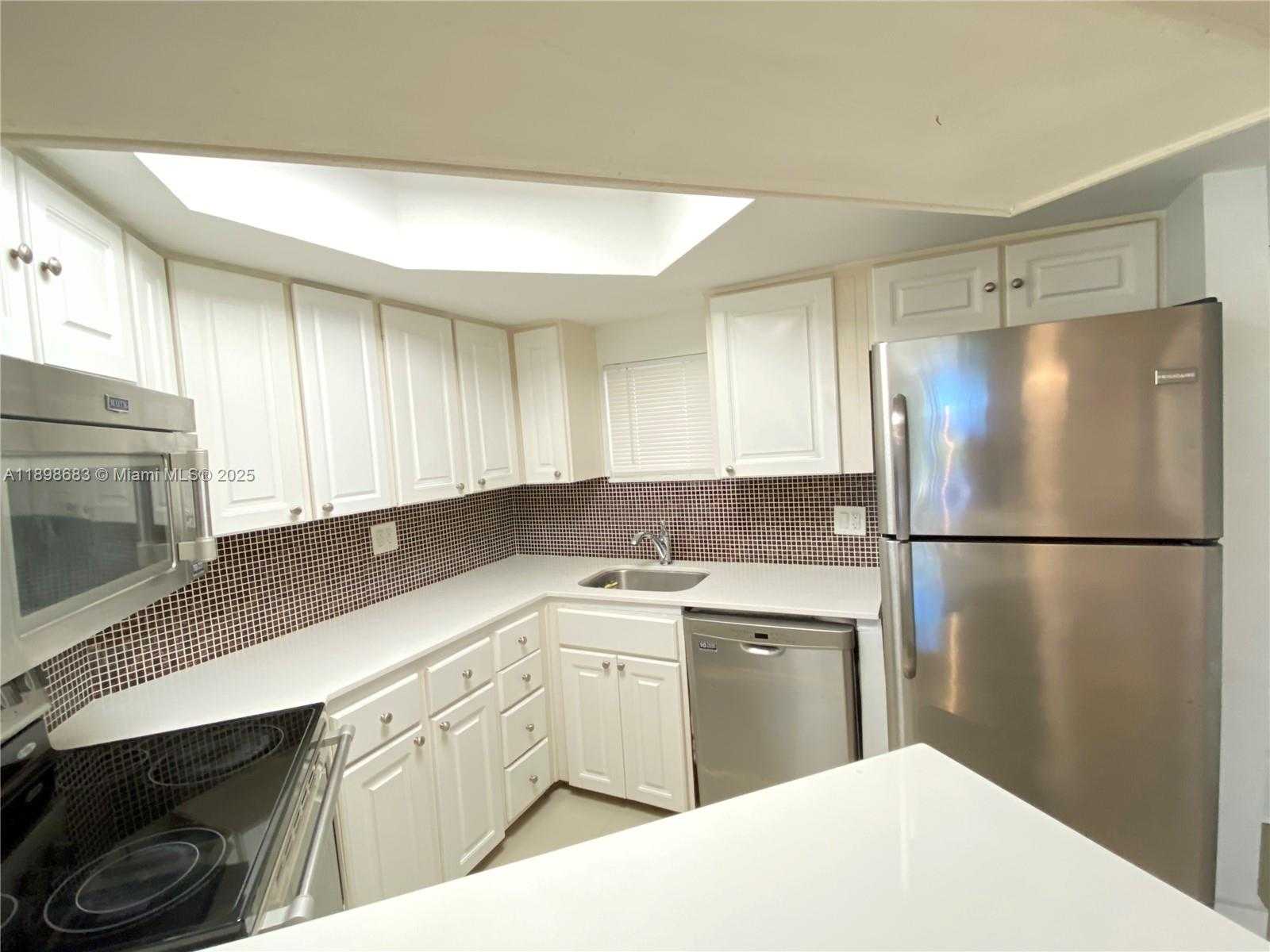 Small Image of 8363 LAKE DR #202, Doral Number 14