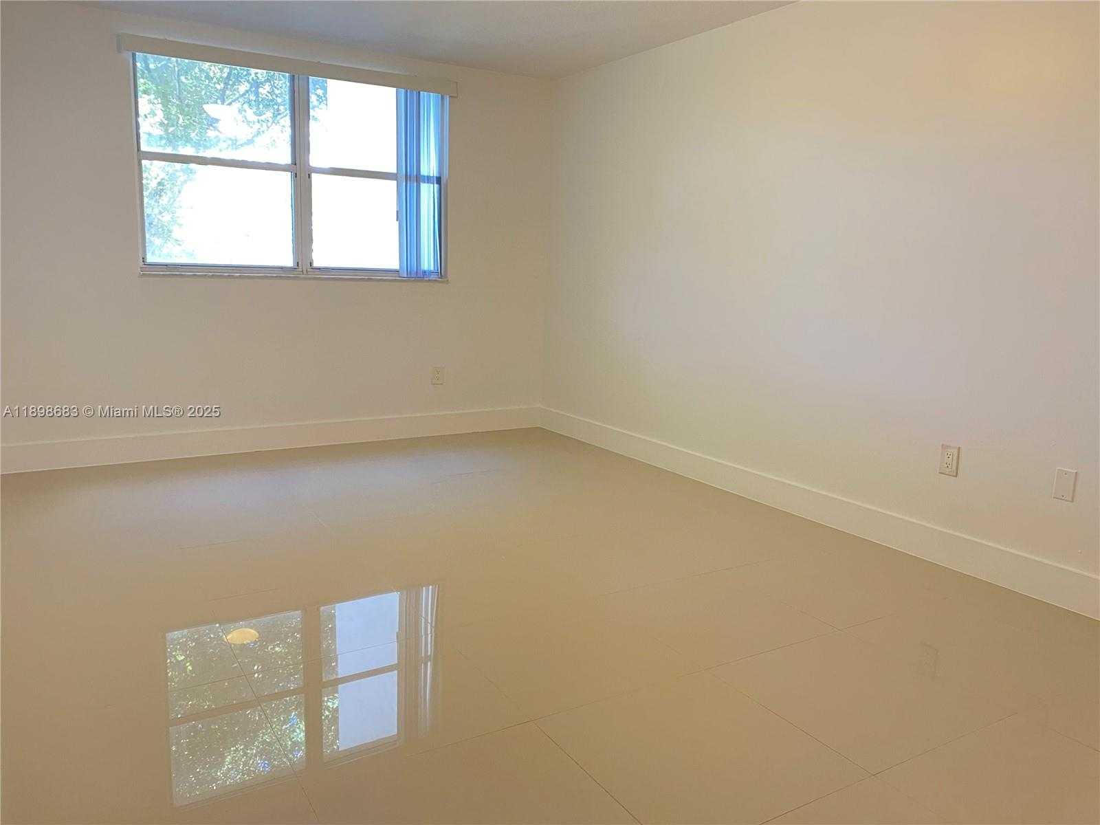 Small Image of 8363 LAKE DR #202, Doral Number 15