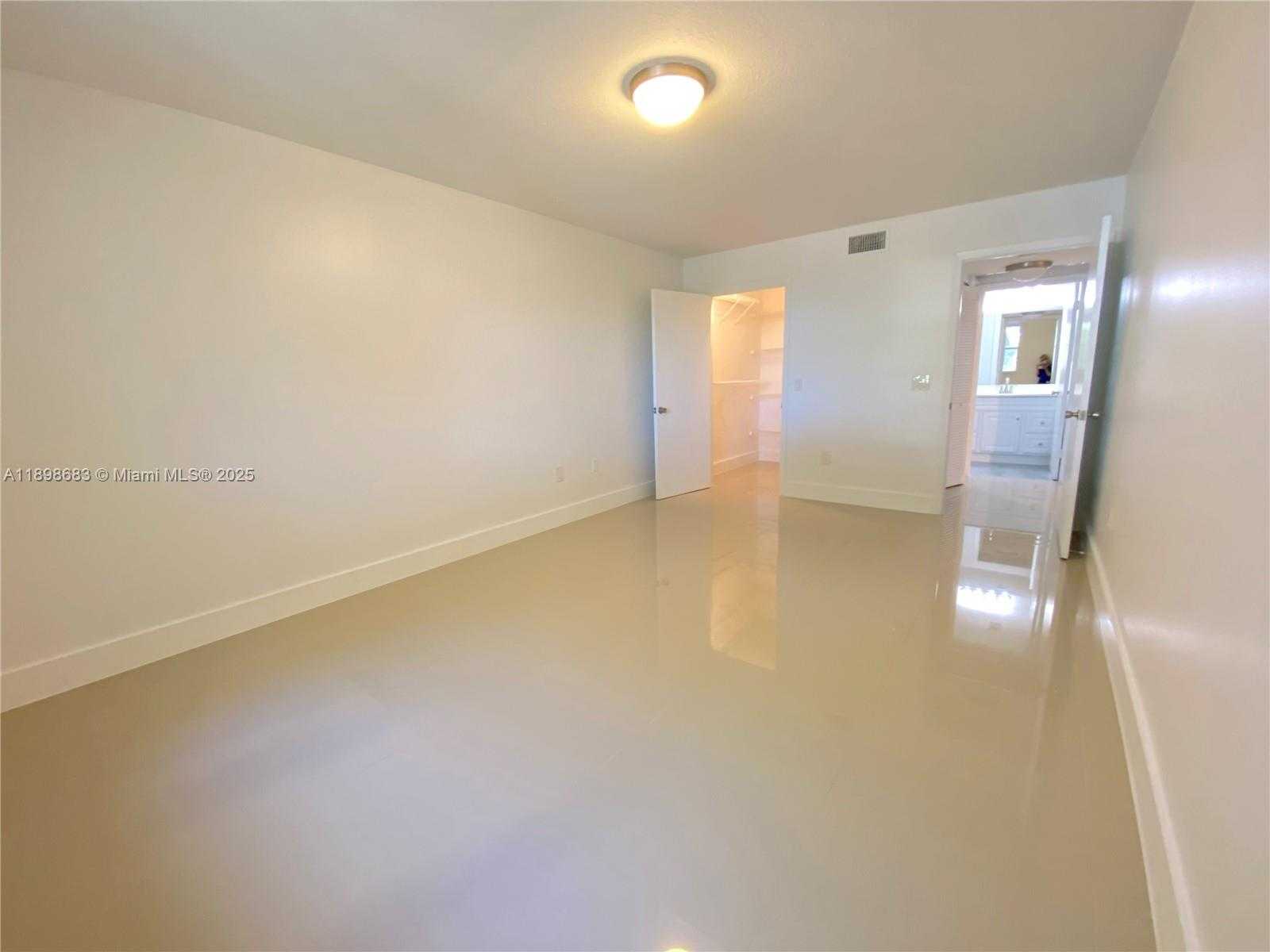 Small Image of 8363 LAKE DR #202, Doral Number 16