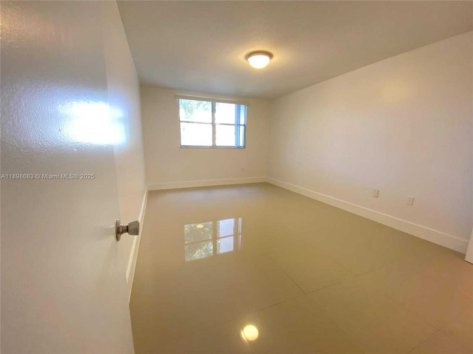 Small Image of 8363 LAKE DR #202, Doral Number 17