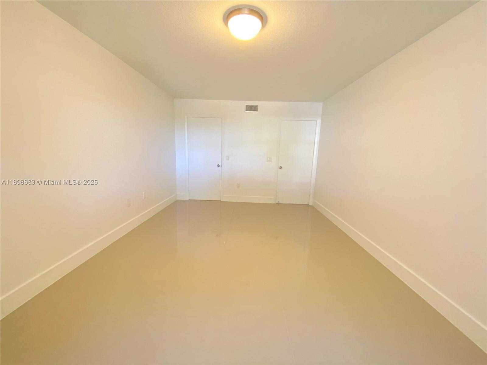 Small Image of 8363 LAKE DR #202, Doral Number 21