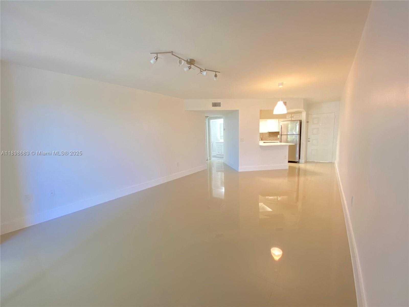 Small Image of 8363 LAKE DR #202, Doral Number 4