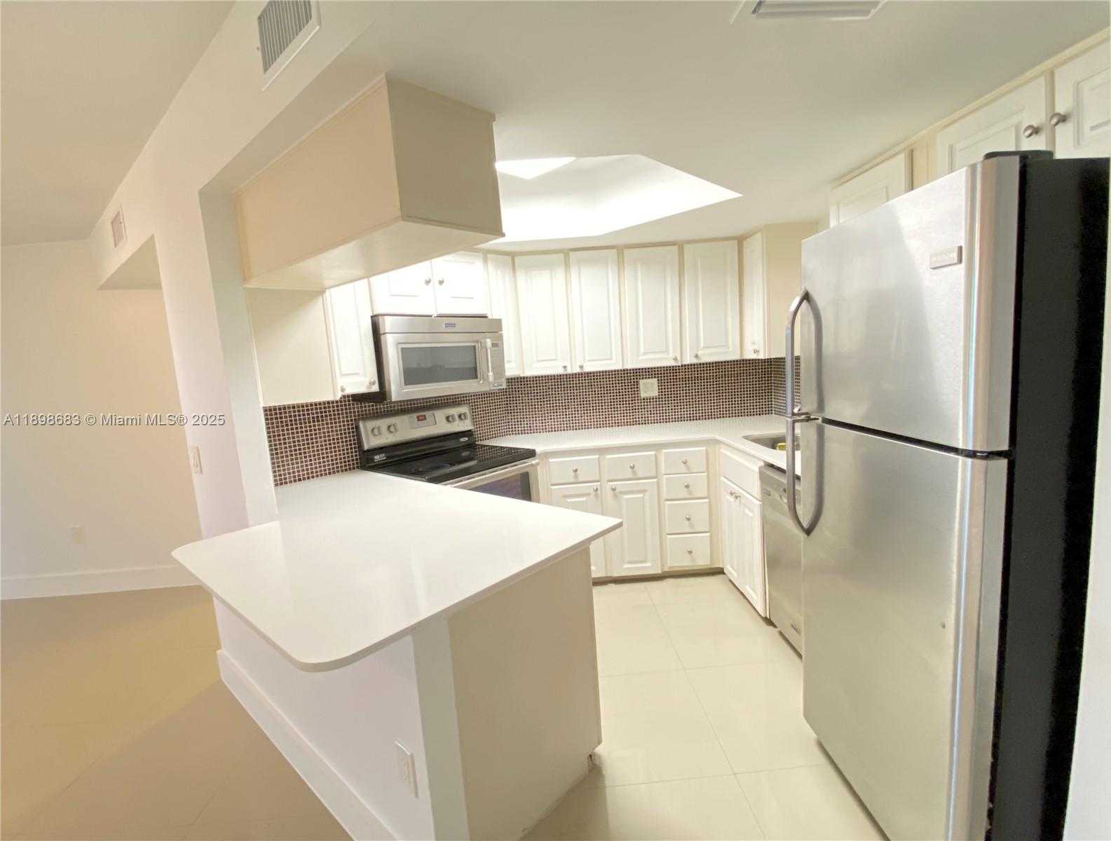 Small Image of 8363 LAKE DR #202, Doral Number 6