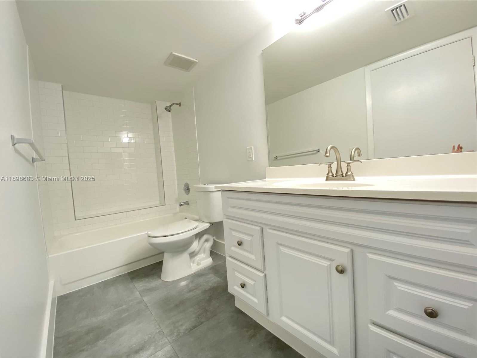 Small Image of 8363 LAKE DR #202, Doral Number 7