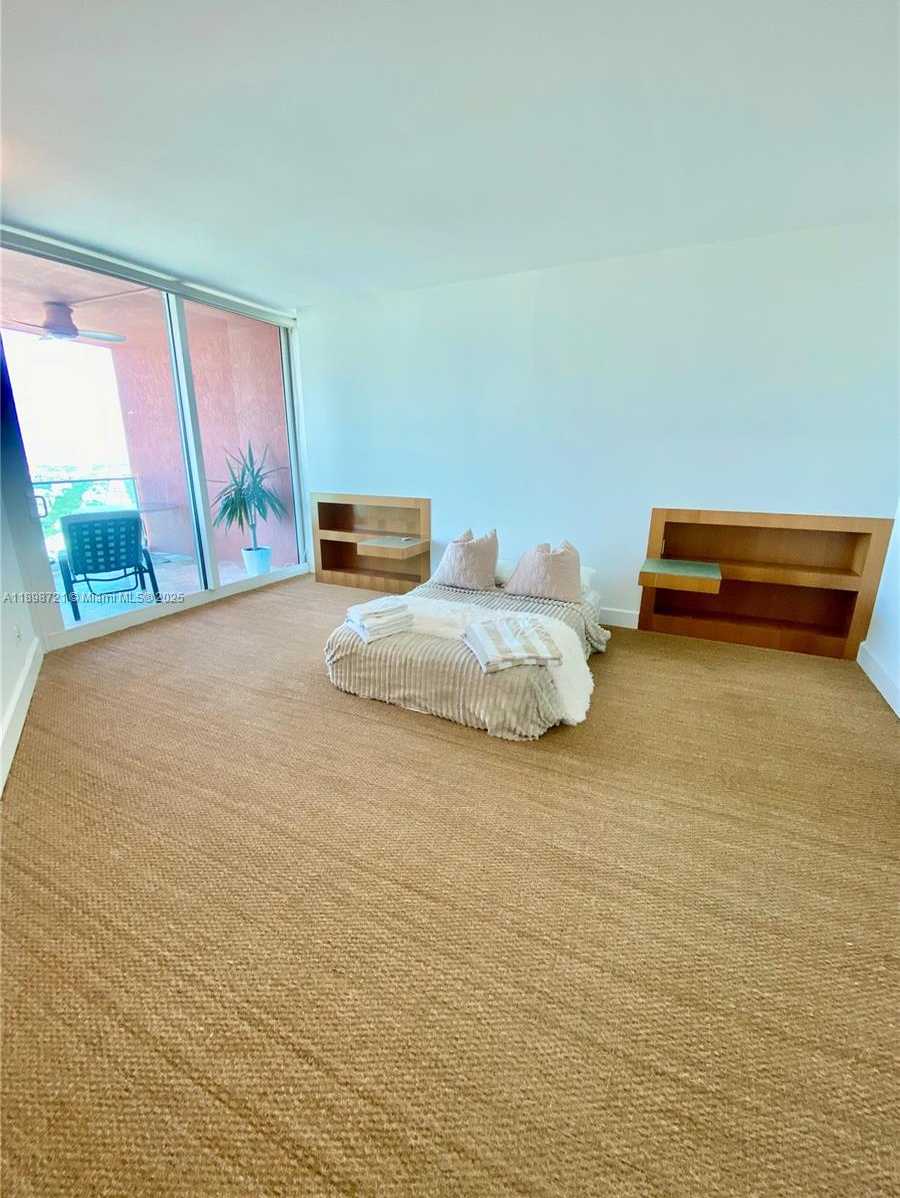 Small Image of 300 SOUTH POINTE DR #3204, Miami Beach Number 14
