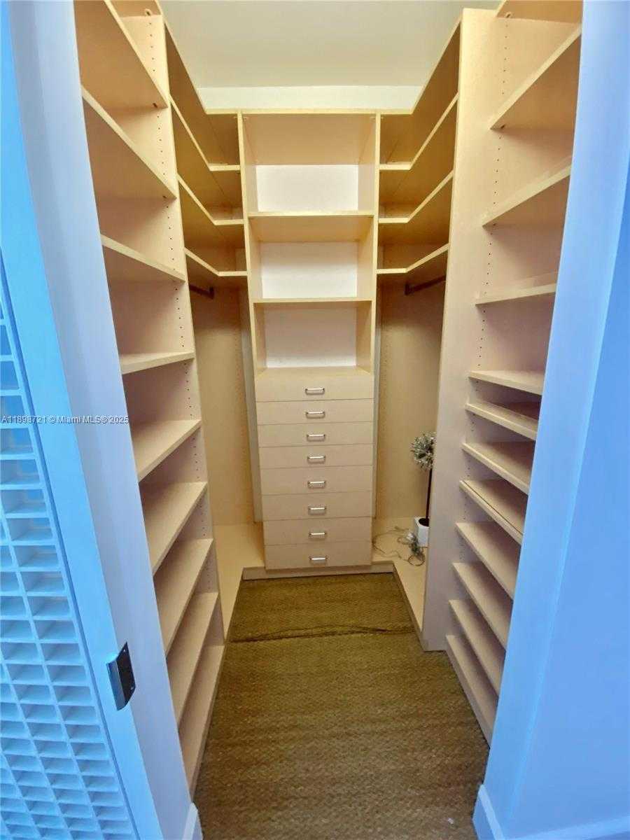 Small Image of 300 SOUTH POINTE DR #3204, Miami Beach Number 15