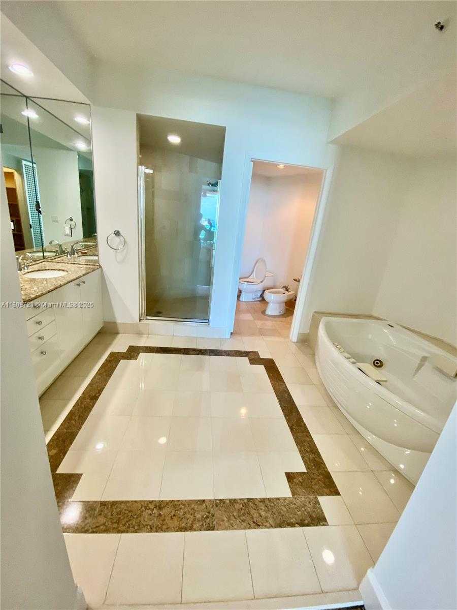 Small Image of 300 SOUTH POINTE DR #3204, Miami Beach Number 17