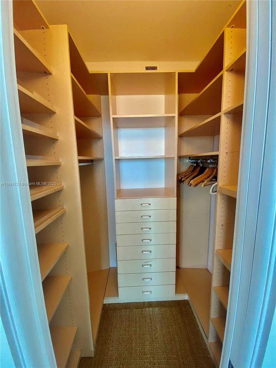 Small Image of 300 SOUTH POINTE DR #3204, Miami Beach Number 22