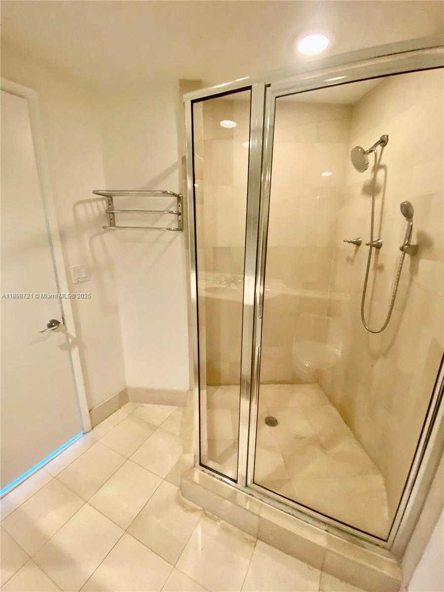 Small Image of 300 SOUTH POINTE DR #3204, Miami Beach Number 24