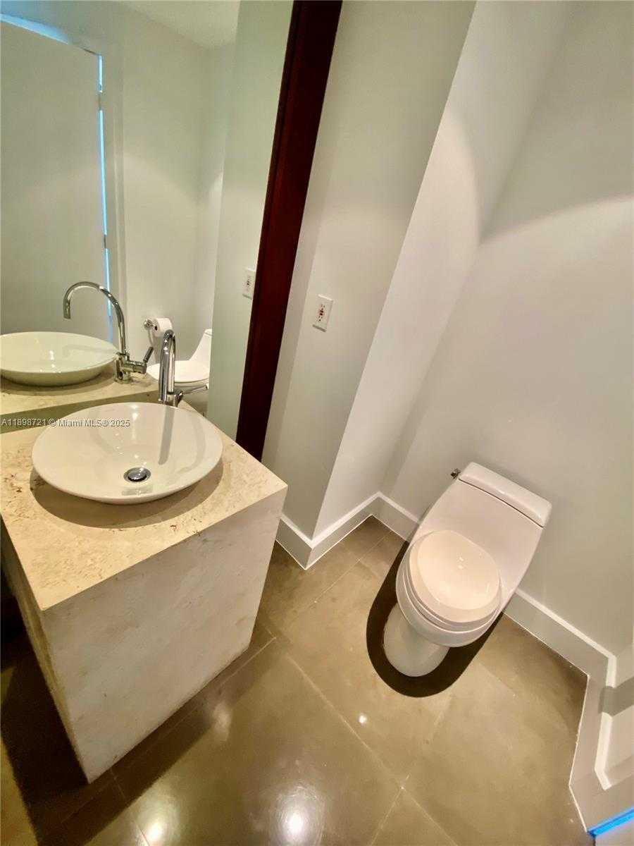 Small Image of 300 SOUTH POINTE DR #3204, Miami Beach Number 25